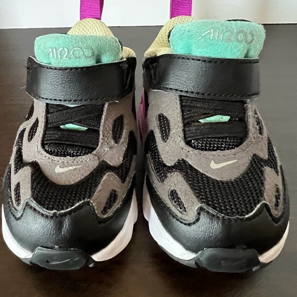 Nike Black and Pink Sneakers Modern Athletic Design - Picture 4 of 6